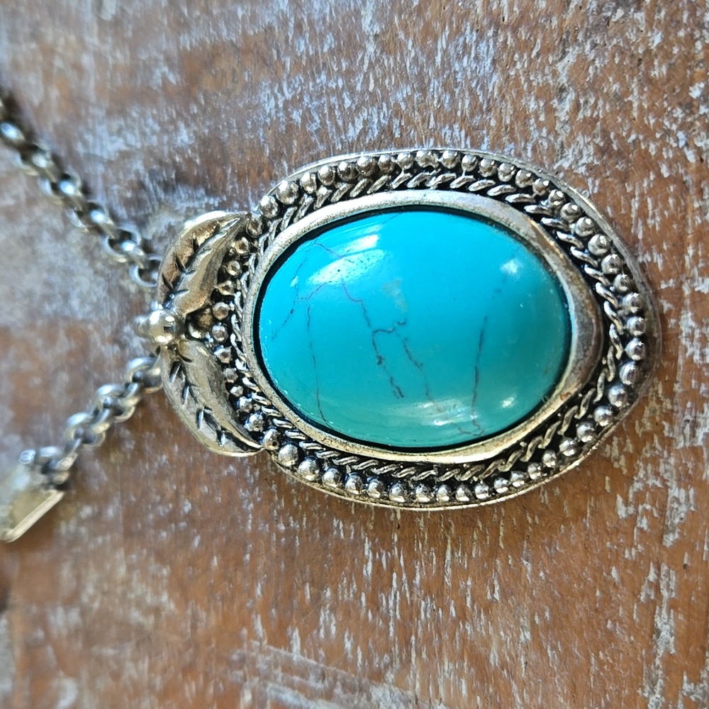 AEO Resin Turquoise Vintage Pendant Necklace.  (BIN 008)